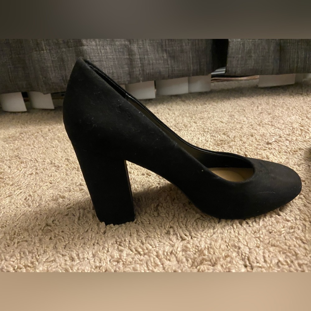 Size 5 and a half. Never worn Apt. 9 block heels with gel insoles.
